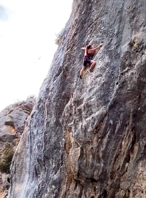 Hazel Findlay climbing Esclatamasters at Perles. Video Grab: Hazel Findlay/Instagram